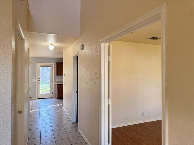 Foto del edificio - 1713 Primrose Ln