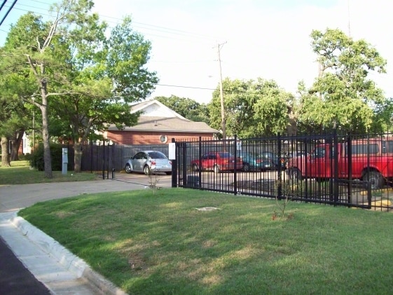 Building Photo - 406 N Oak St