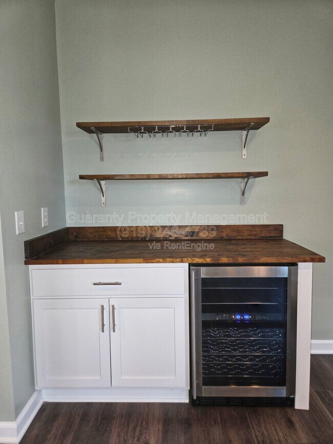 Foto del edificio - 6241 Waterside Ln