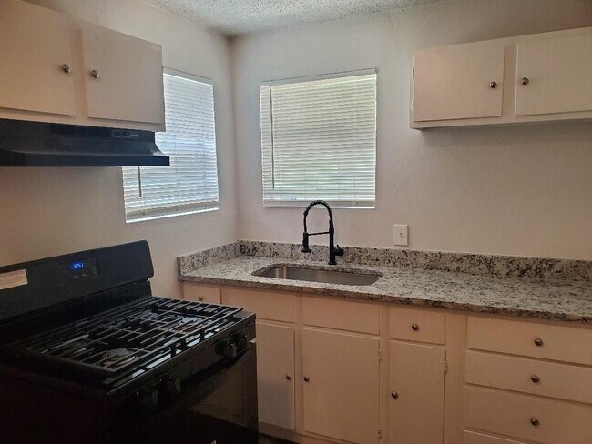 Foto del edificio - 2215 Kathleen Ave