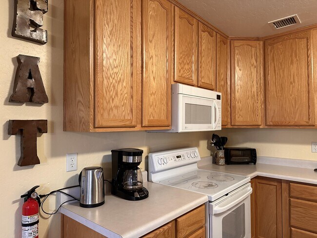 Building Photo - 655 S Lakeview Dr