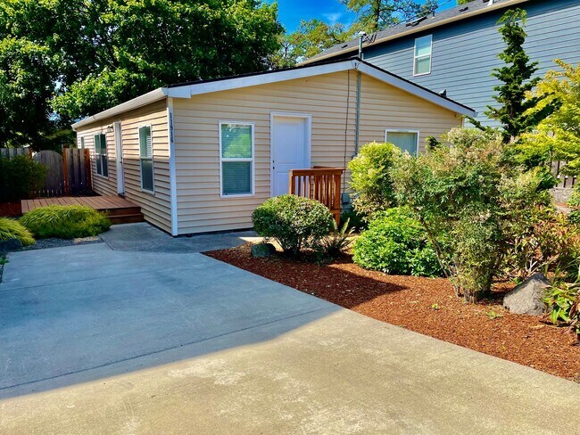 Foto del edificio - Spacious 3 Bedroom/2 Bath Home with generous fully fenced yard!