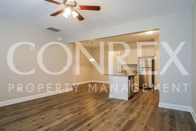 Foto del edificio - Beautiful Split Level 4 Bedroom Townhome i...