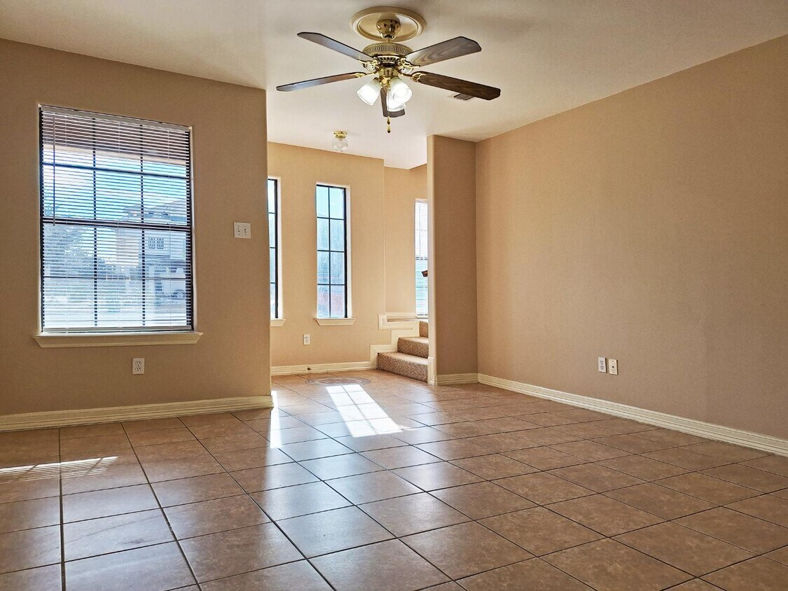 Primary Photo - 1402 W Kiwi Ave