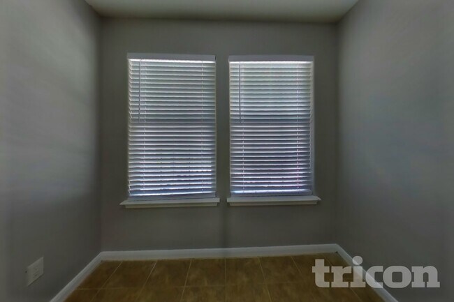 Building Photo - 10951 Royal Forest Dr