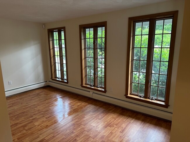 Ventanas frontales de la sala de estar - 24 Haverhill St