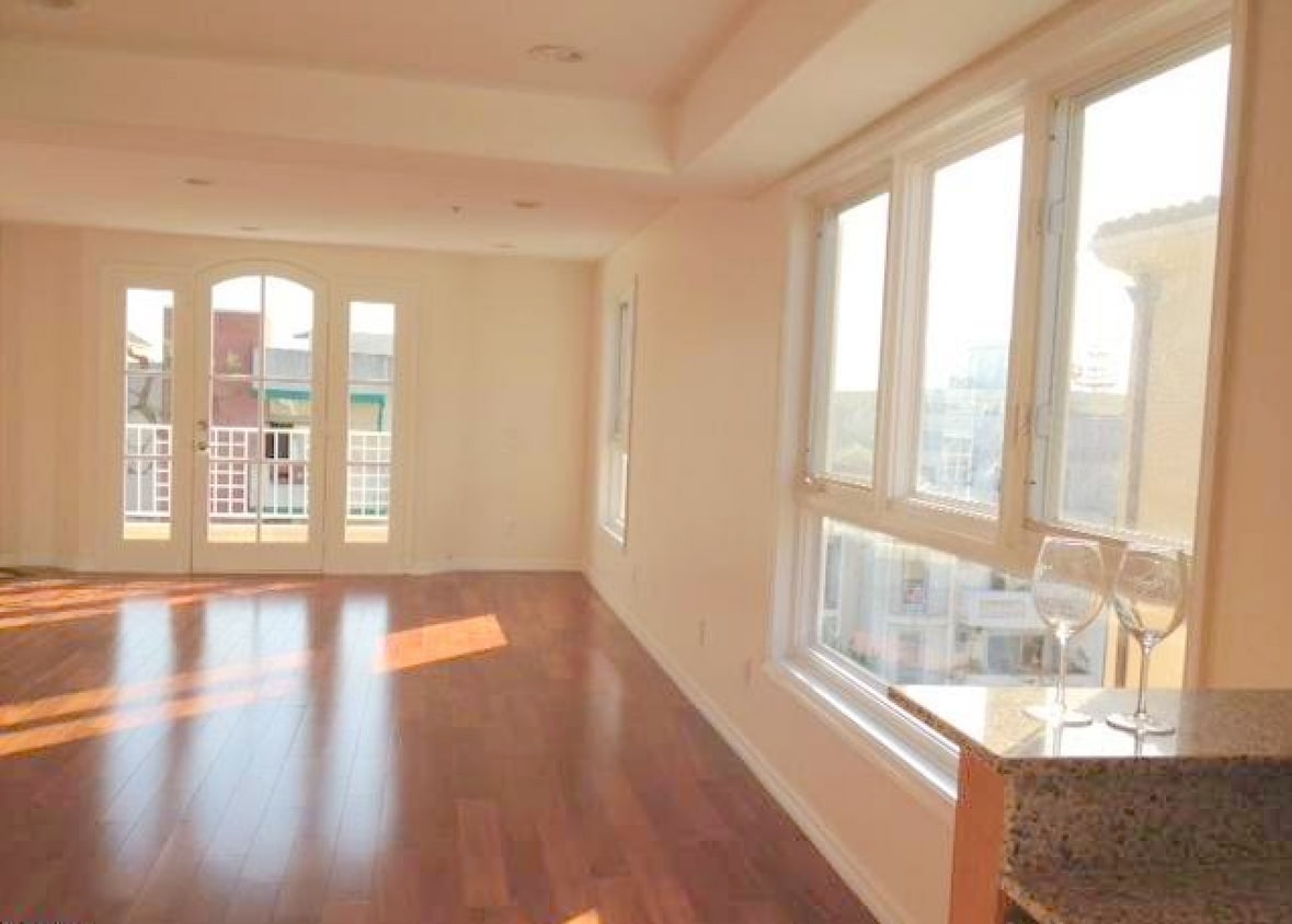 sala de estar con techo alto - 1534 Amherst Ave