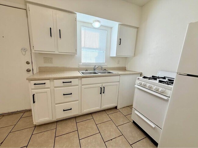 Building Photo - 614 Sunset Dr