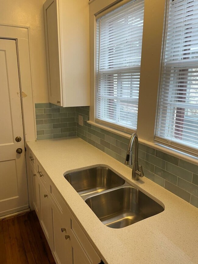 Foto del edificio - Newly Remodeled Historic 2/1 within a few ...