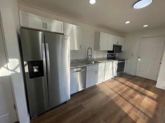 Building Photo - 517 E 11th St