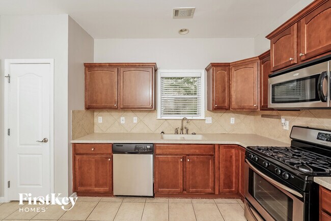 Building Photo - 995 Valley Cir