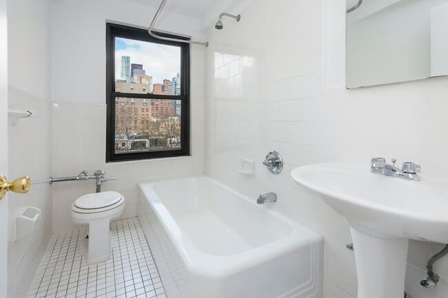 Building Photo - Large Pre-War 1-BR in Midtown East