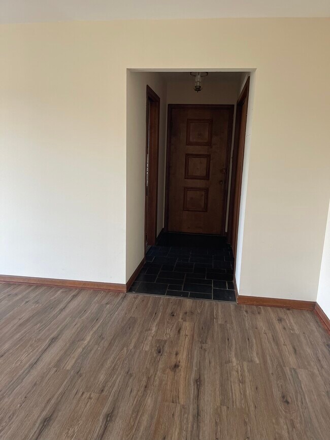 Entrance hallway - 765 Garland Plz