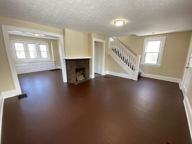 Foto del edificio - Classic 3-Bed Home with Covered Porch & Off-Street Parking