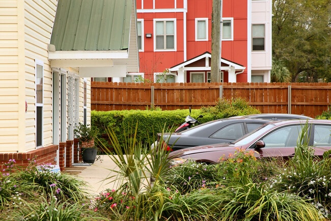 Walk to dozen restaurants - 990 W Brevard St