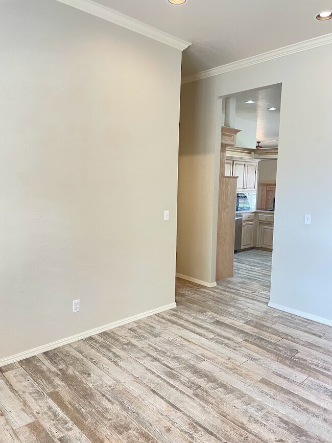 Building Photo - 404 Kenwick Ct