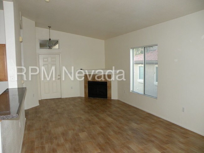 Foto del edificio - 10630 Calico Mountain Ave