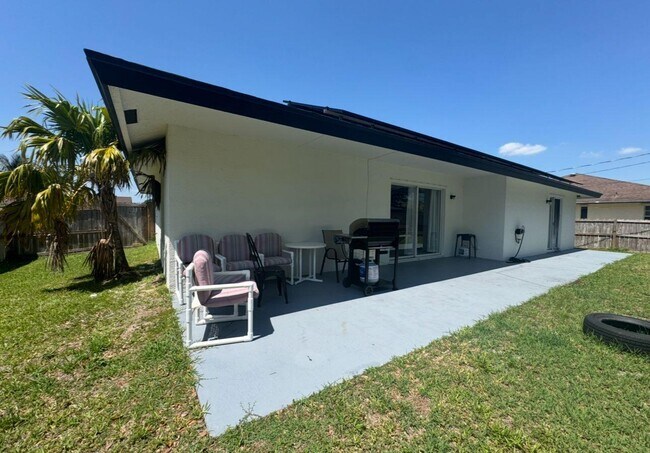 Foto del edificio - 2468 SW Garcia Ave