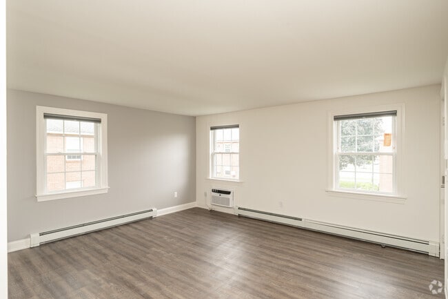 1BR, 1BA - 580SF - Living Room - Copley Court Apartments