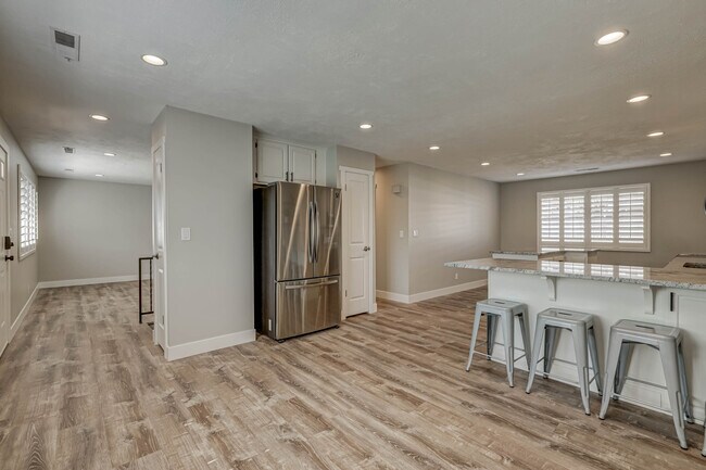 Building Photo - 660 S 400 E