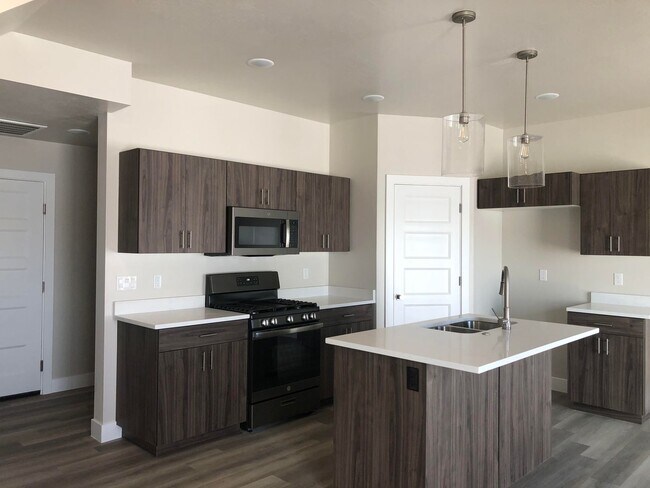 Building Photo - 3 Bedroom Bright and Spacious with Balcony