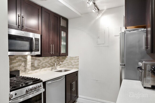 Building Photo - 211 E 53rd St