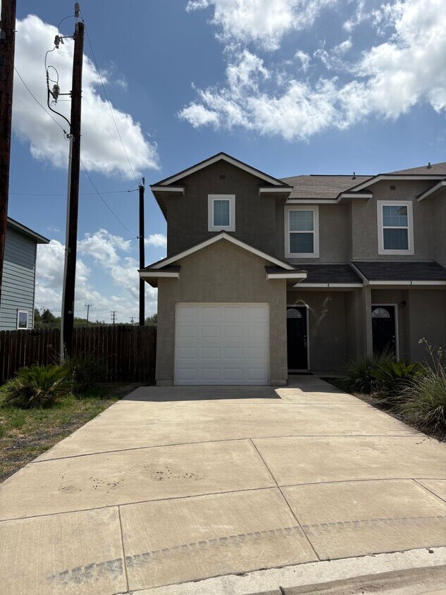 Primary Photo - Beautiful town home located on the Northea...