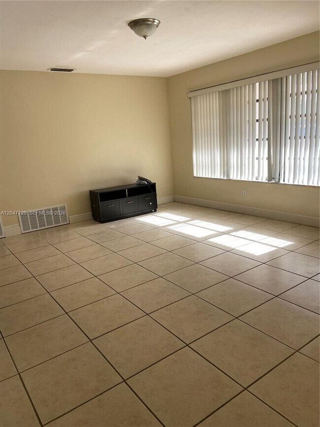 Foto del edificio - 800 NW 76th Ave