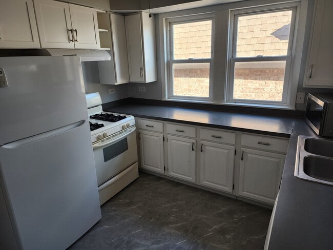 Kitchen - 5920 N Virginia Ave