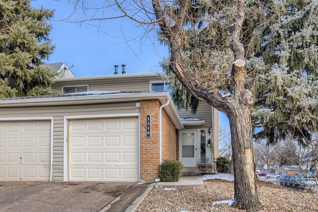 Building Photo - Corner Unit 2 BDR Townhome
