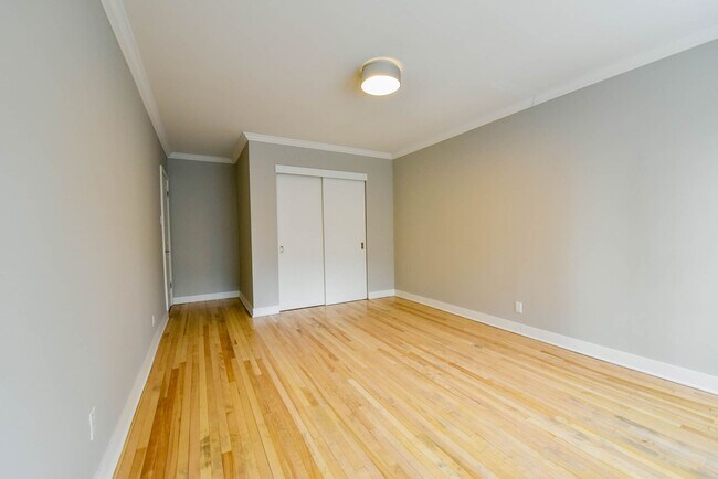 Building Photo - 3495 Rue de la Montagne
