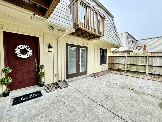 Foto del edificio - READY 06-11-26!! Fantastic Condo By The Beach! Fenced Patio - All Appliances - Community Pool!