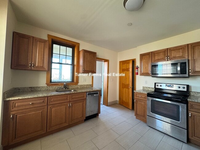 Building Photo - 145 Hillside St