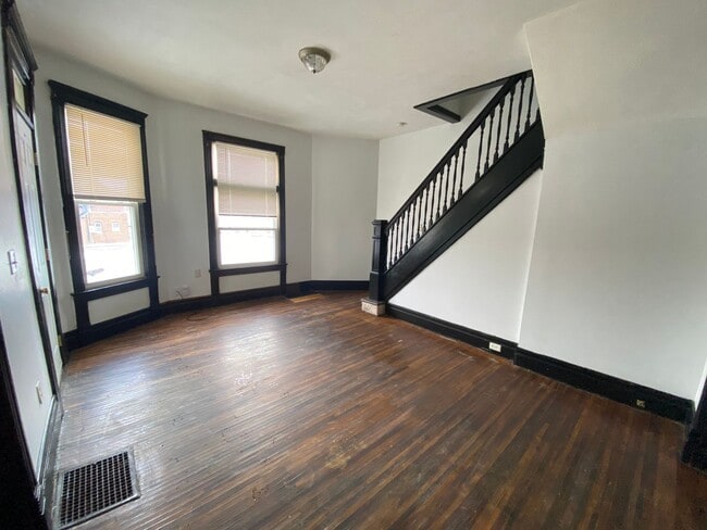 Building Photo - Spacious 3 Bedroom Home - Close to Downtown!
