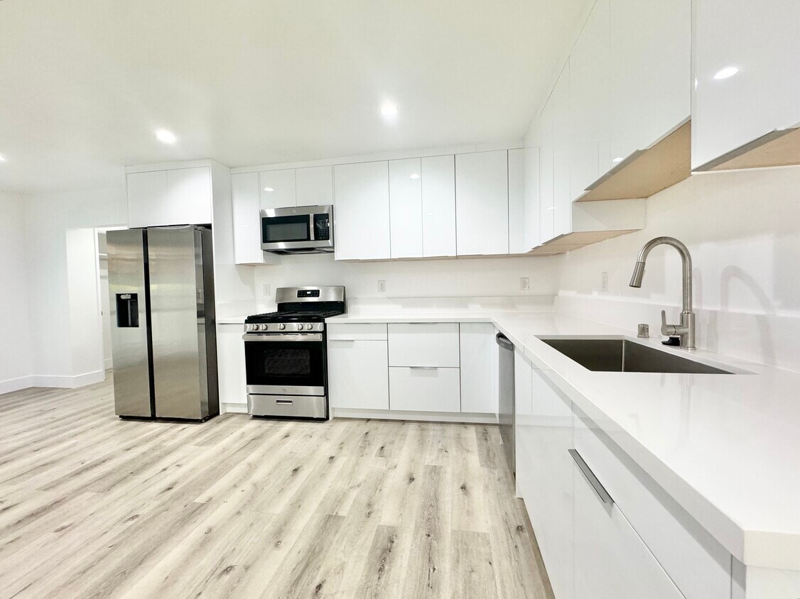 Foto principal - 816 N Edinburgh Ave