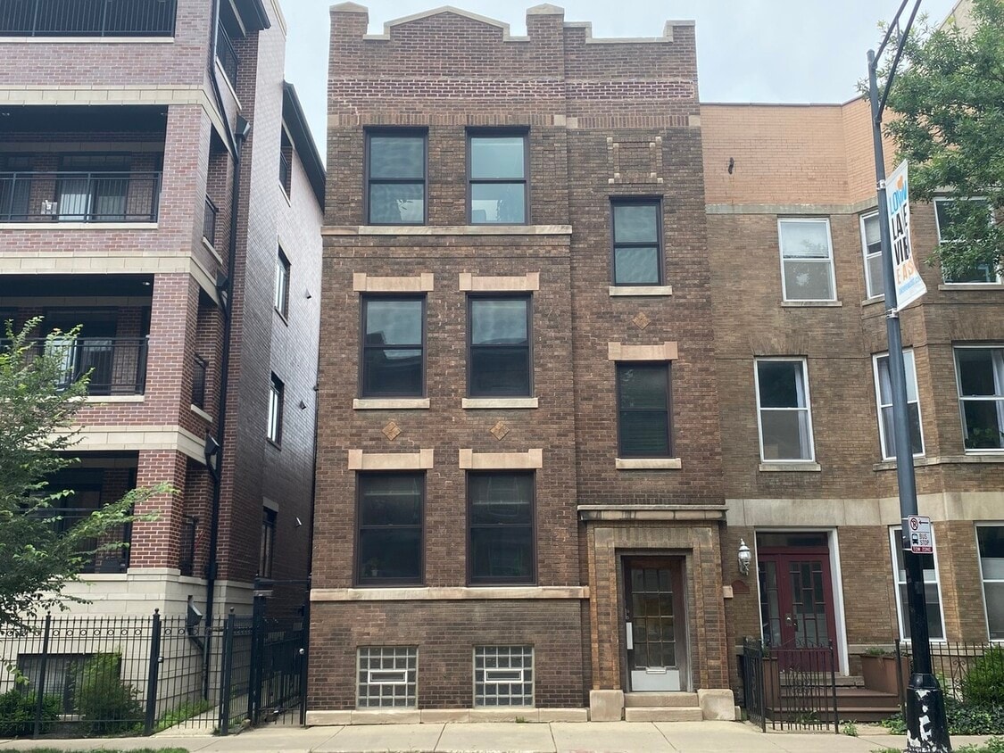 Primary Photo - 852 W Diversey Pkwy