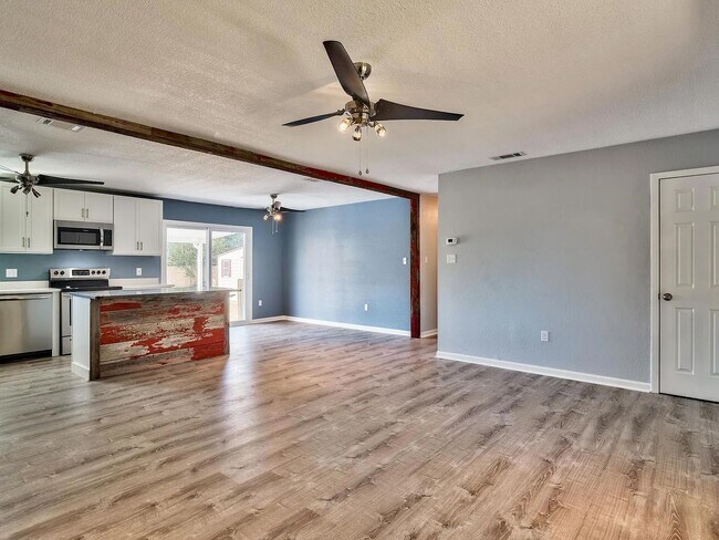 Building Photo - 3 Bedroom Home with pool in Destin on Kelly Street!