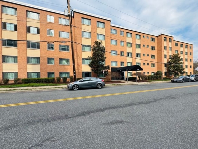 Building Photo - 1200 S Arlington Ridge Rd