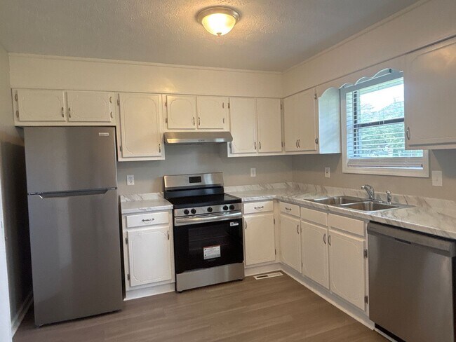 Foto del edificio - MOVE IN SPECIAL!! Renovated 2 Bedroom Dupl...