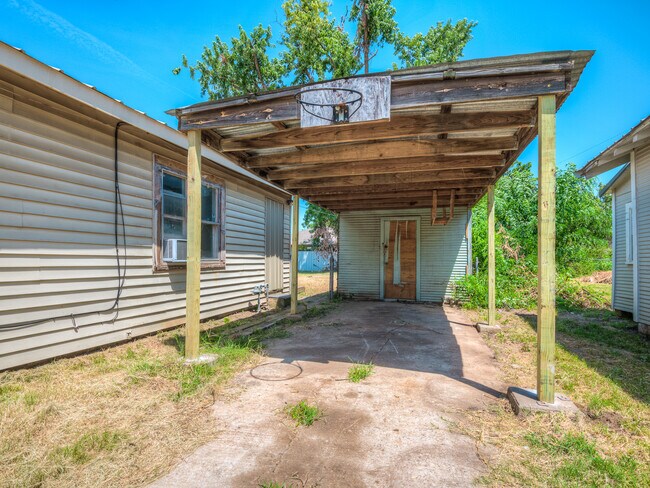 Building Photo - 710 W Benedict St