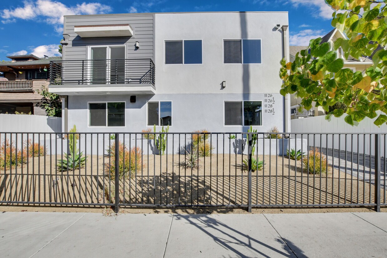 Primary Photo - 1126 Magnolia Ave