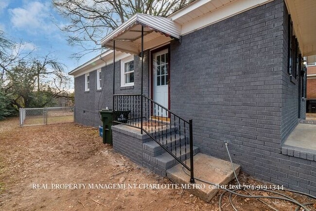 Building Photo - A Cozy Rock Hill Retreat Close to It All