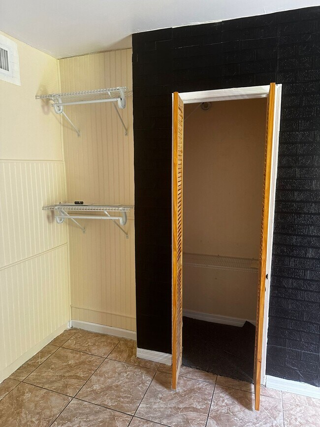 Building Photo - 1370 NE 153rd St