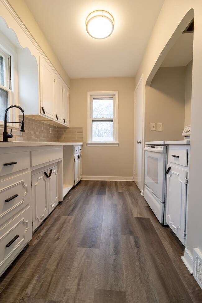 Building Photo - 3 Bedroom 1 Bathroom