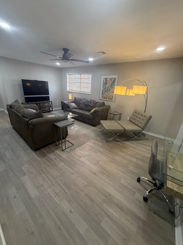 Foto principal - 215 S Grand Ave