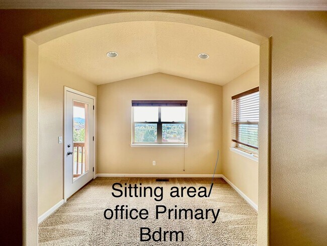 Building Photo - 5 Bdrm, 3 bath Exectutive Home with Breath...