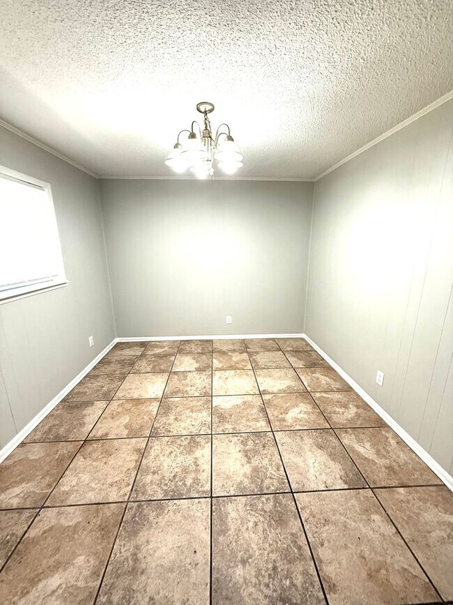 Building Photo - ** 4 Bed 1.5 Bath located by lagoon park ** Call 334-366-9198 for a self tour