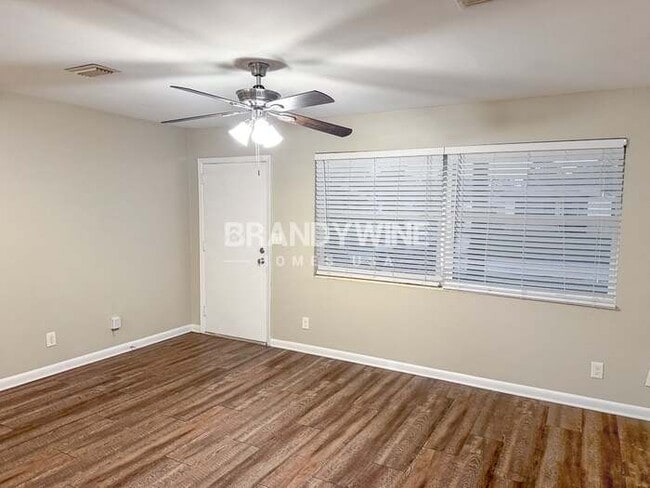 Foto del edificio - 6011 Meadow Ln