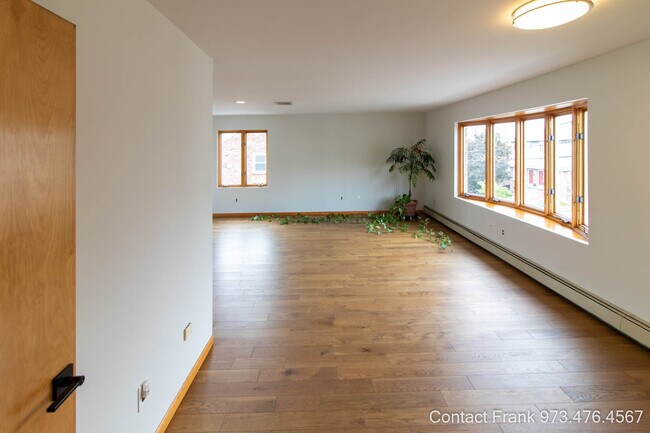 Entry/Living - 51 Bayliss St