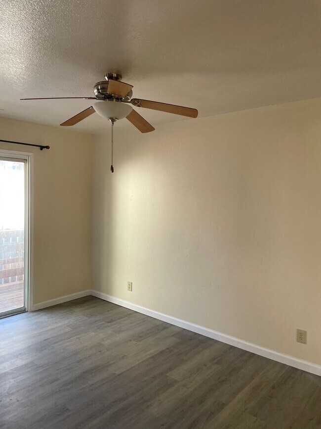 Foto del edificio - 3 BED 2 BATH IN SHASTA LAKE